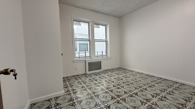 Building Photo - 1728 W 4th St