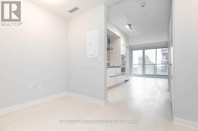 Building Photo - 2221 Yonge St