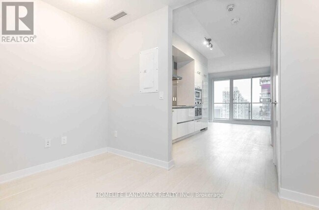 Photo du bâtiment - 2221 Yonge St