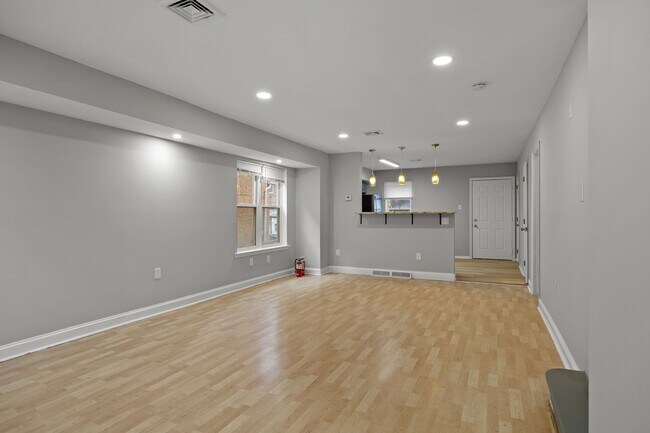 Building Photo - ???LARGE 3 BEDROOMS AND 1.5 BATH HOME LOCA...