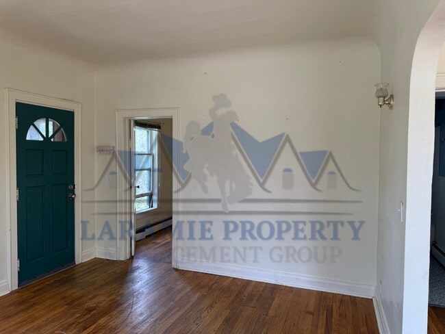 Building Photo - 3 Bedroom 1 Bathroom Apartment