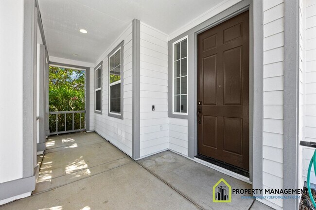 Building Photo - Spacious 4 Bedroom, 3 Bathroom Residence i...