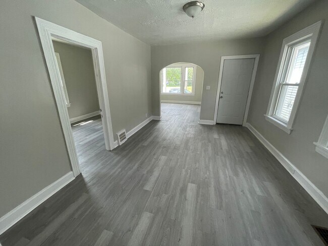 Building Photo - SECTION 8 and EDEN Accepted! Spacious, New...