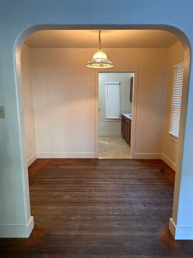 Foto del edificio - Charming House Located Steps From UCD