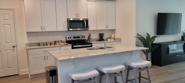 Building Photo - 284 Links Ter Blvd