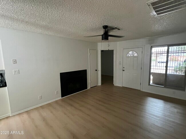 Foto del edificio - 97 N Cooper Rd