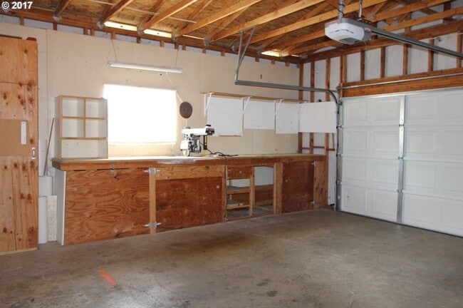 Building Photo - 3 Bedroom Home with Amazing Views