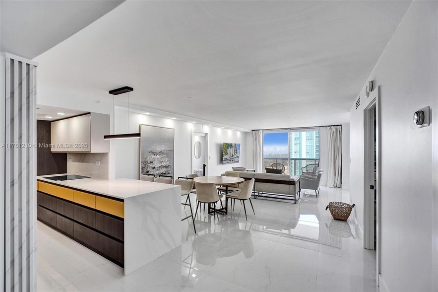 Primary Photo - 6039 Collins Ave
