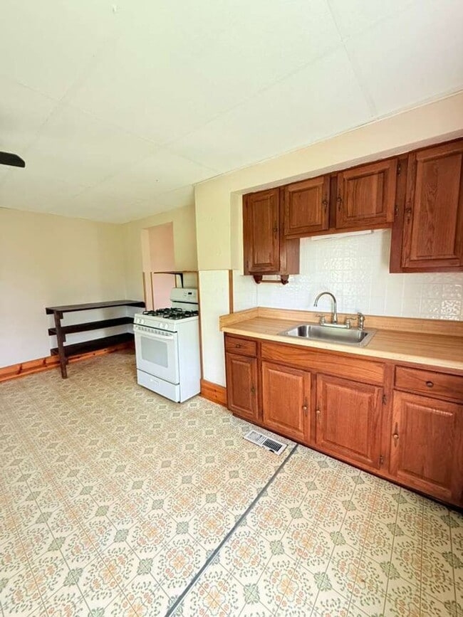 Building Photo - Spacious 2 bedroom house in Penn Hills!!!