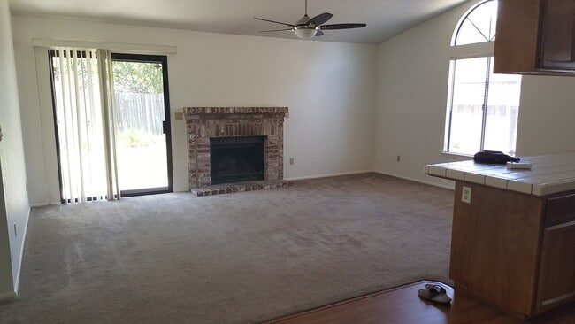 Building Photo - Pocket - One Story 3 Bed/2 Bath 2 Car Garage.