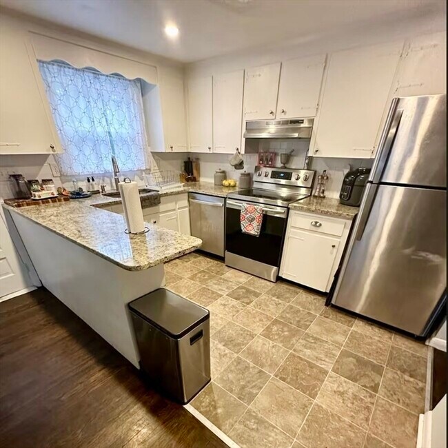 Foto del edificio - 29 Fresh Pond Cir