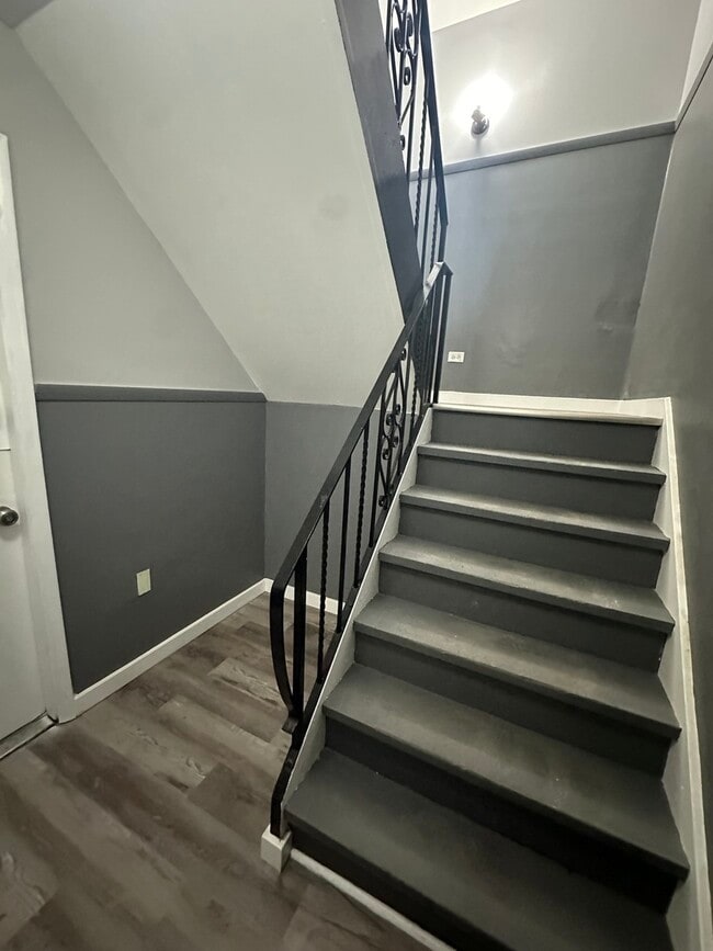 Building Photo - 1015 E 150th Pl