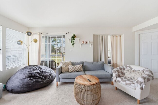 Foto del edificio - Bathed in natural light, this stunning second level condominium offers an effortless blend of com...