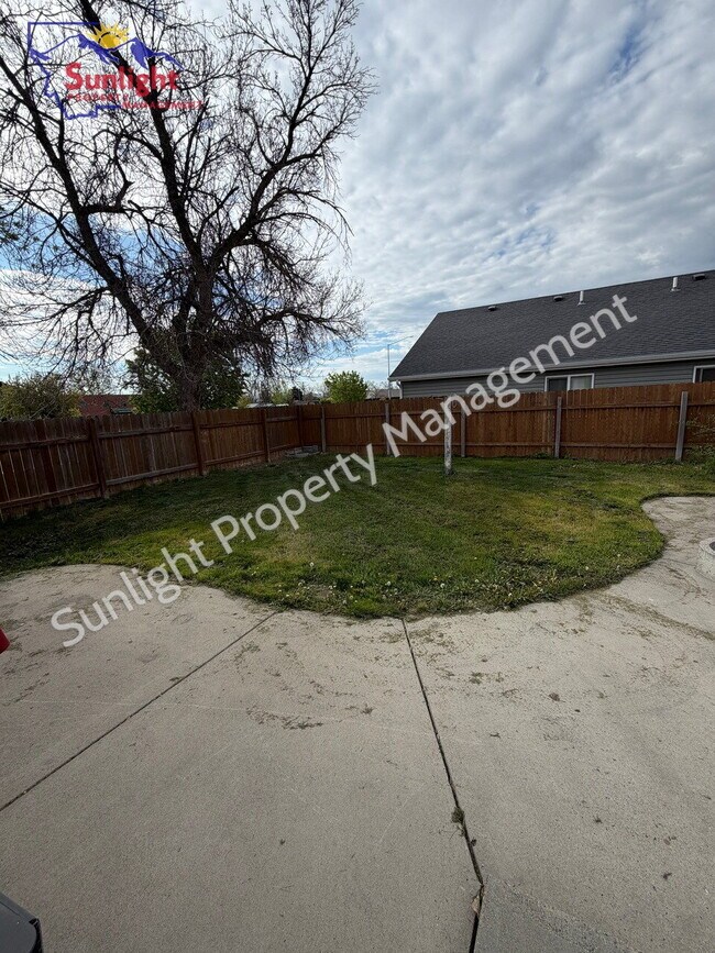 Foto del edificio - 2 Bed, 1 Bath Home with Detached Garage, Fenced Yard, and Built-In Storage