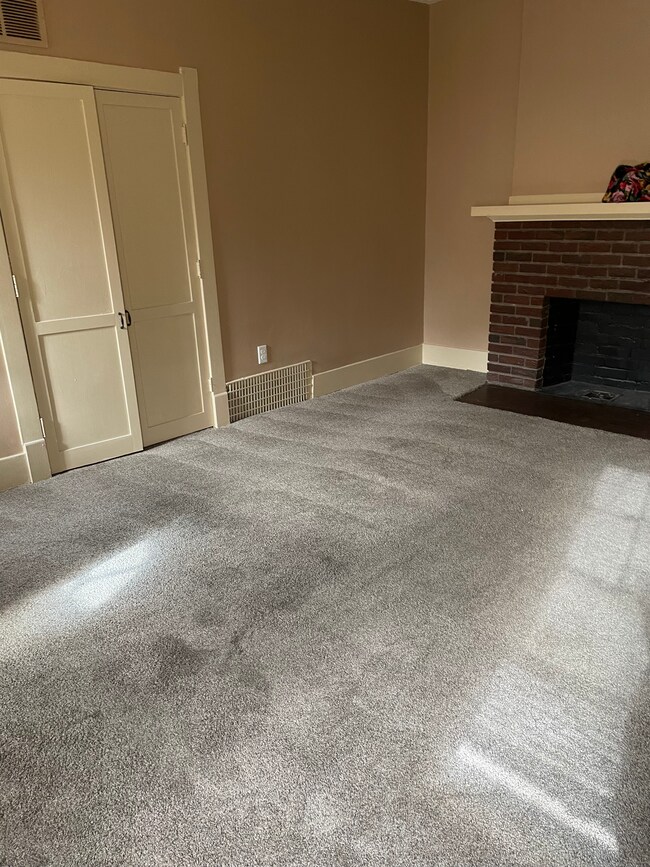 Living/Bedroom - 600 N Hastings Ave