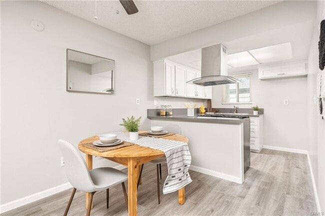 Foto del edificio - Clean & updated 2 bed/2 bath condo available for lease. Student-friendly & walking distance to UCR