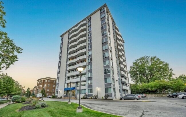 Foto del edificio - 11811 Lake Ave