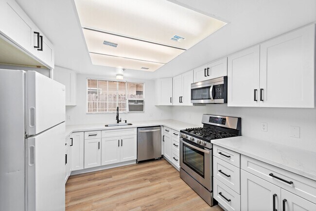 Building Photo - 211 Avenida Miramar