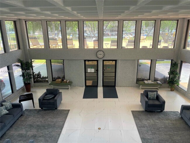 Foto del edificio - 9273 SW 8th St