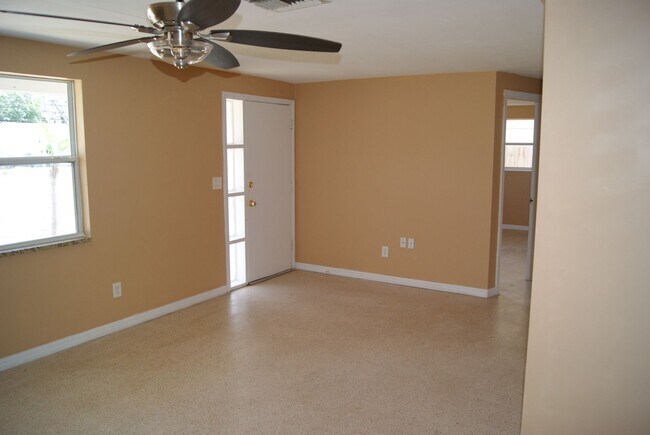 Building Photo - Cozy 2 Bedroom 1.5 Bathroom 1 Car Garage h...