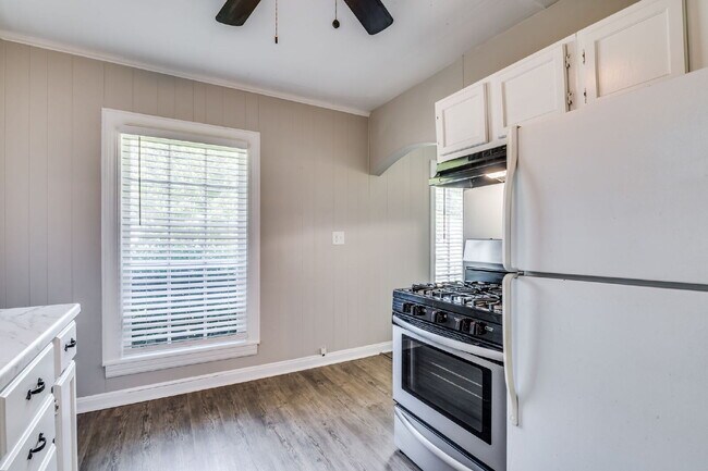 Foto del edificio - Charming 1-Bedroom house in Wichita with large fenced yard and covered Patio