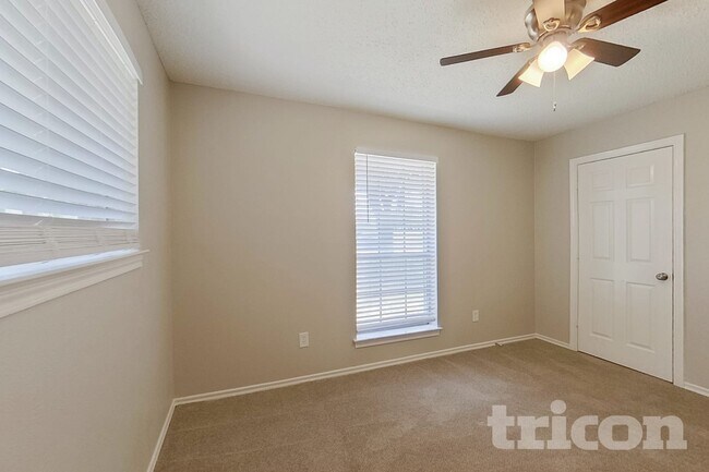 Foto del edificio - 545 Sharp Dr