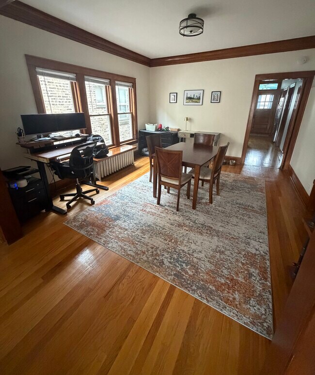 Foto del edificio - 2452 N Hamlin Ave