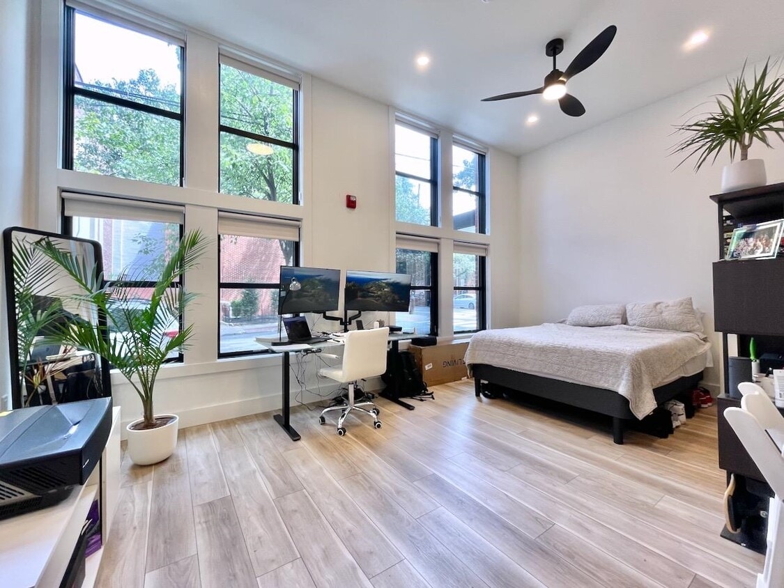 Primary Photo - 375 Monmouth St