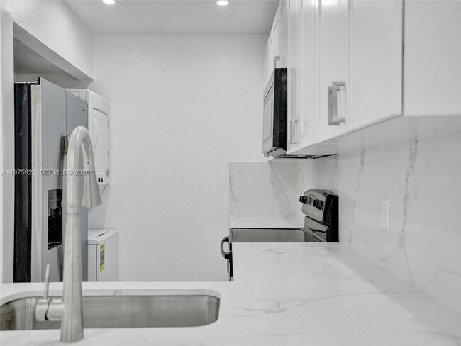 Foto del edificio - 10051 Winding Lake Rd