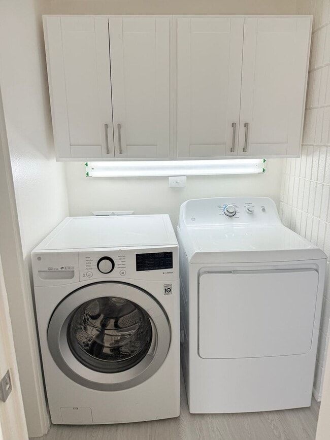 Foto del edificio - Sunset Lakeview - Fully renovated 3 bedroom, 2 bath with One open parking