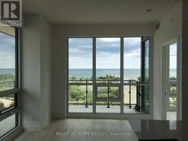 Photo du bâtiment - 2212 Lake Shore Blvd W