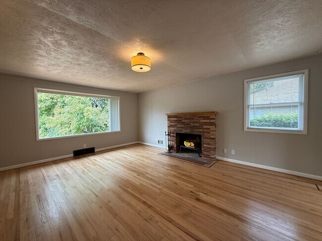 Foto del edificio - Beautiful Four Bedroom Home in South Salem with Large Backyard and New Paver Patio!