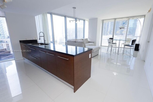 Building Photo - 475 Brickell Ave