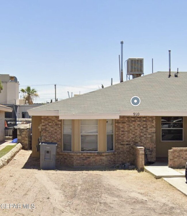 Building Photo - 910 Destello Rd