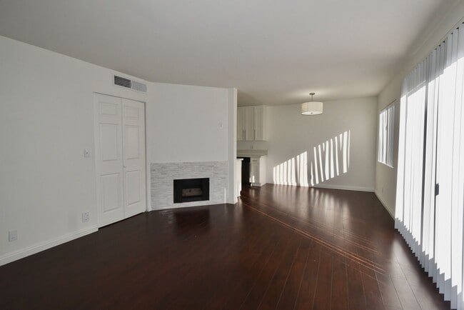 Building Photo - 15128 Burbank Blvd