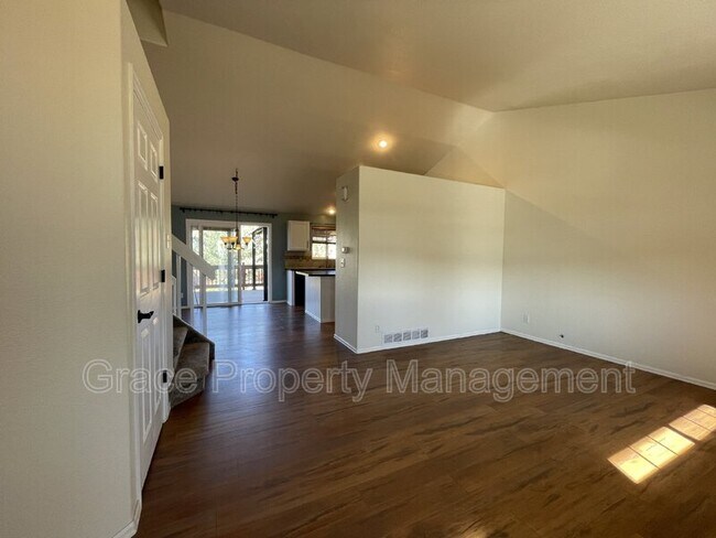 Building Photo - 667 Branding Iron Ln