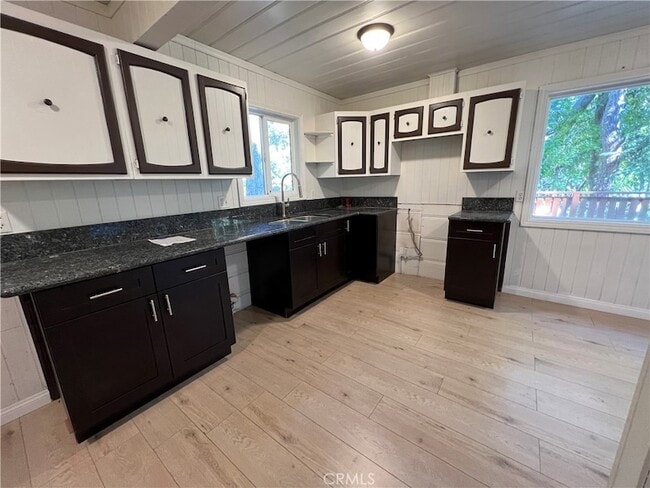 Foto del edificio - 782 N Village Ln