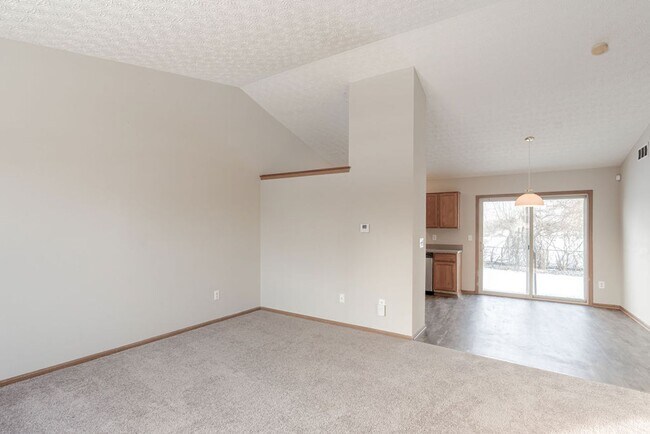 Building Photo - Beautiful 3 bedroom 2 bath home is now ava...