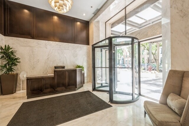 Foto del edificio - 50 E Bellevue Pl