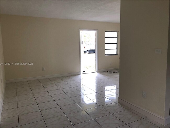 Foto del edificio - 2450 NE 188th St