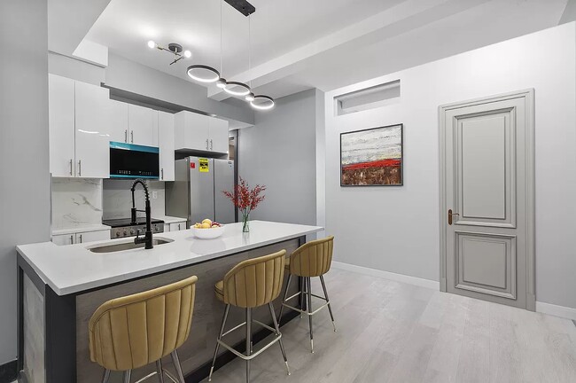 Building Photo - 161 West 54th Street
