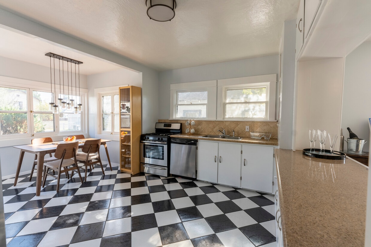 Spacious kitchen - 660 N Eleanor St