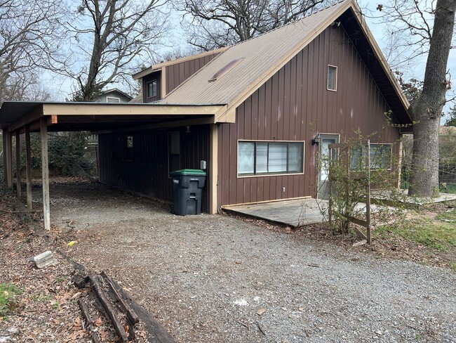 Building Photo - Unique & Charming 2 Bedroom 1 bathroom