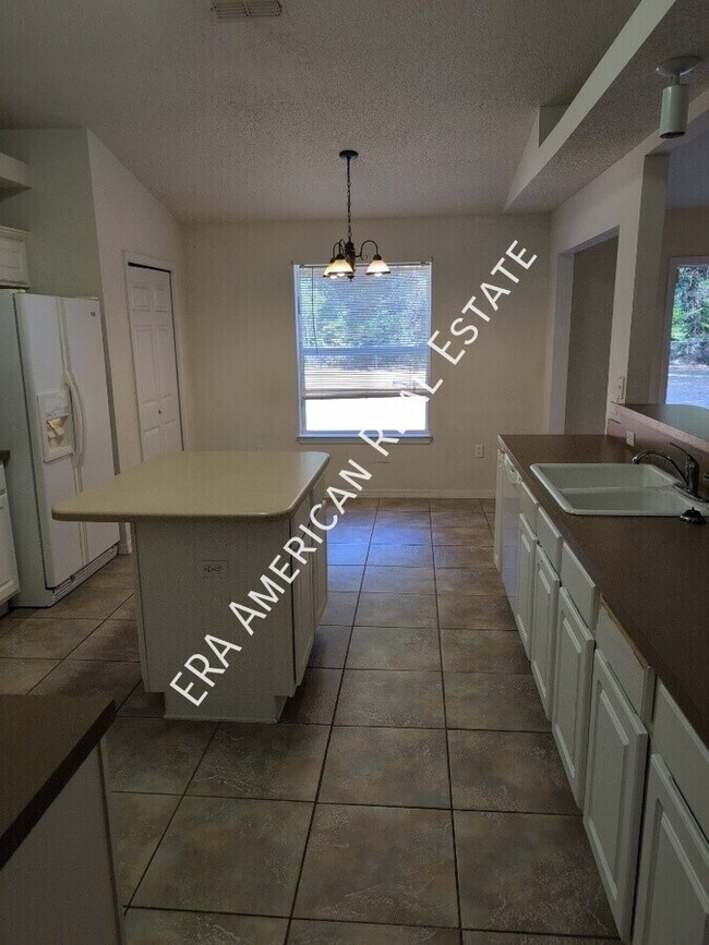 Building Photo - 4 BR Brick House in Baker!