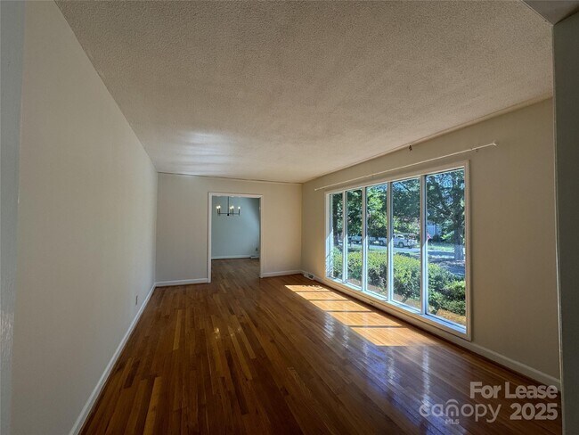 Foto del edificio - 201 Livingston Dr