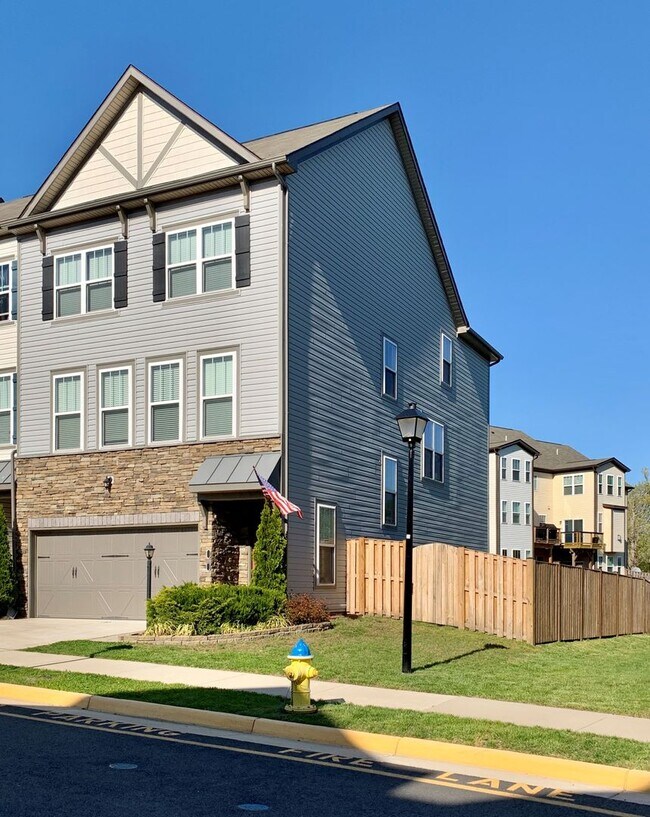 Building Photo - COLONIAL FORGE TOWNHOUSE - STAFFORD (END U...