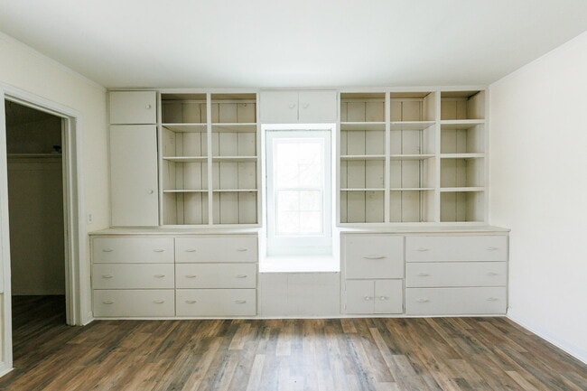 Building Photo - Spacious Backhouse Near Texas Tech, and Medical Centers!!