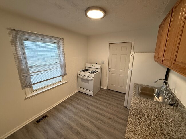 Foto del edificio - 22705 Sharrow Ave