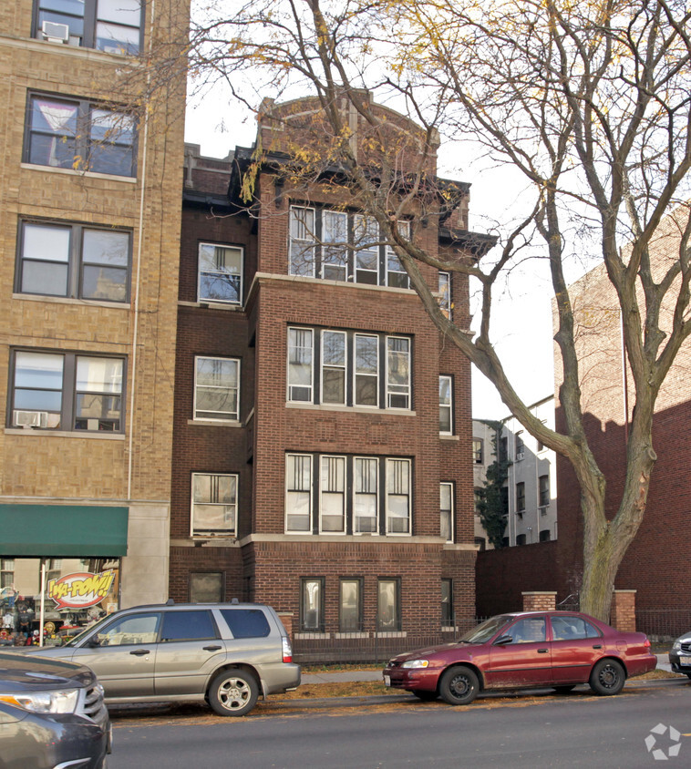 Building Photo - 715 W Belmont Ave