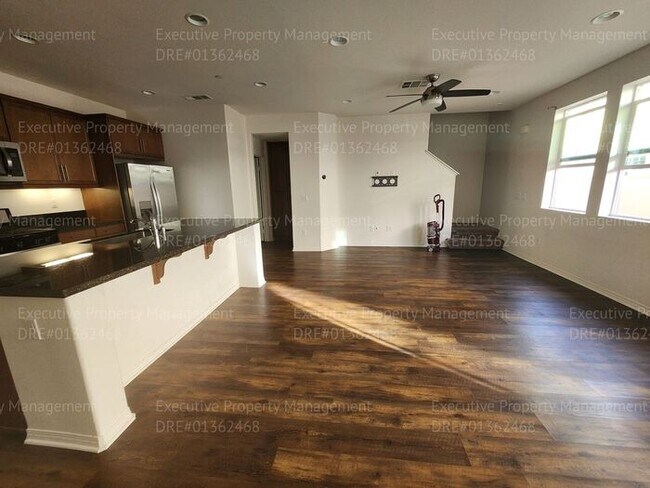 Building Photo - 3 bedroom/ 2.5 bathroom town home located in a secured gated community.